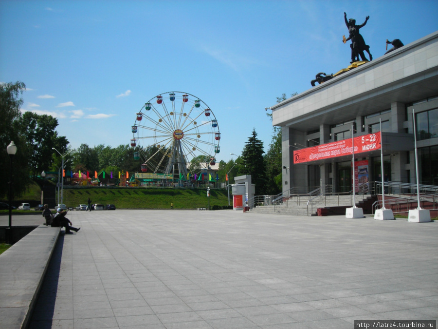 Театр драмы и колесо обозрения Барнаул, Россия