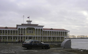 Гостиница-дебаркадер на берегу Волги, часто становится пристанищем кайтеров зимой