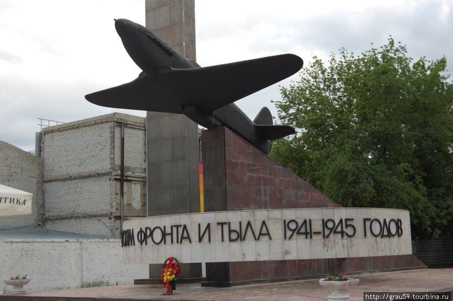 Памятник самолету Як-3