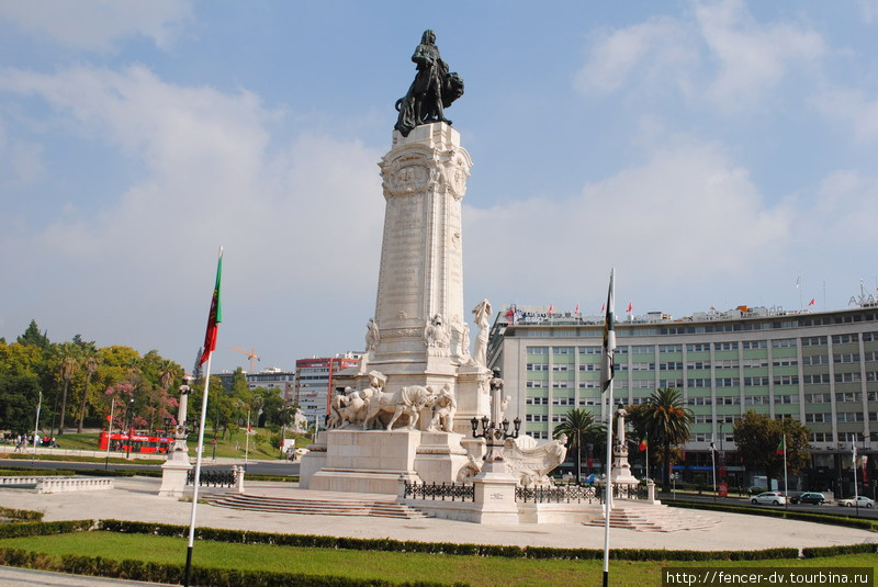 Памятник Маркусу Помбалу — самый характерный лиссабонский памятник. Тут и белый мрамор, и статую в десяток метров высотой, и национальные флаги, и лепнина. Лиссабон, Португалия