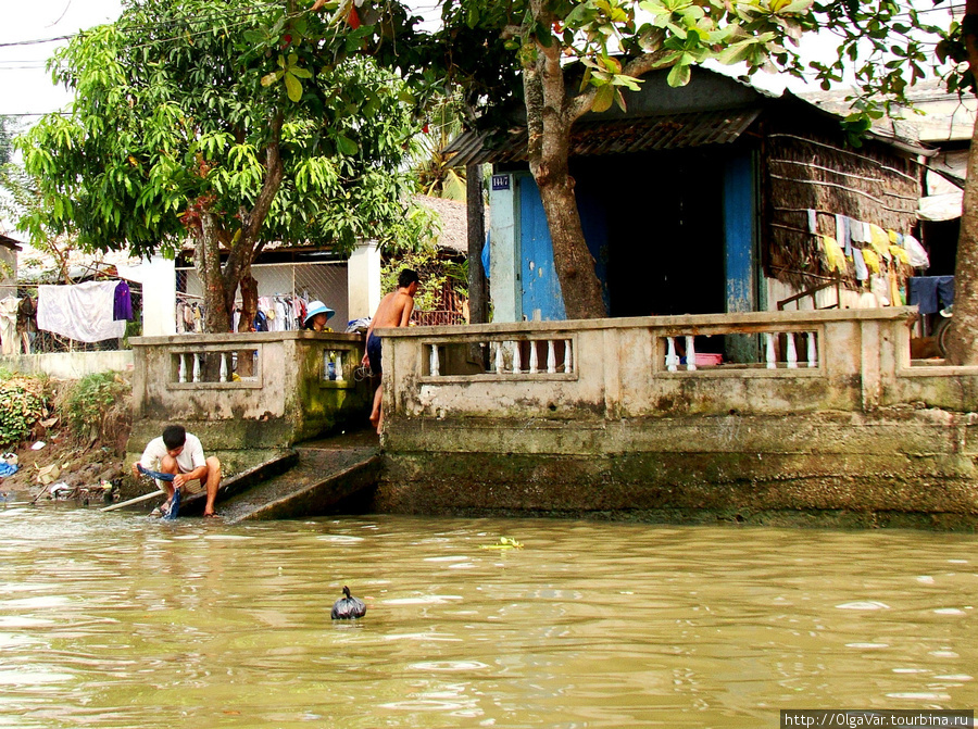 Здесь, по меркам водных жителей,  целая вилла — каменные дом и набережная, украшенная  балюстрадами Кантхо, Вьетнам