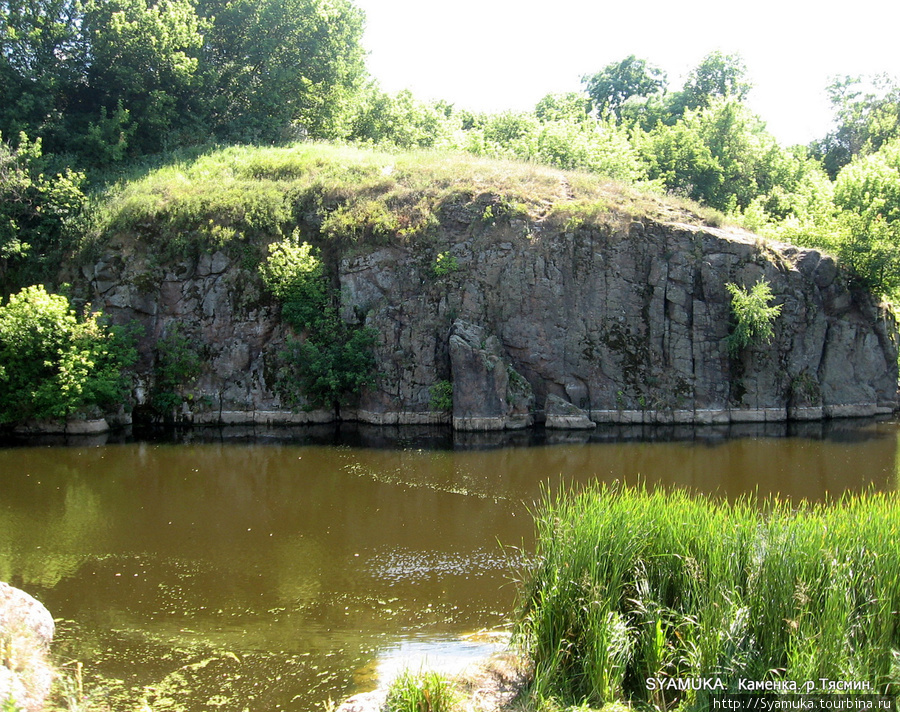 В среднем течении река врезается в кристаллические породы. По берегам — красивые обнажения. Прямые скалы на левой стороне реки поднимаются вверх местами на 12 — 15 м Каменка (Черкасская область), Украина