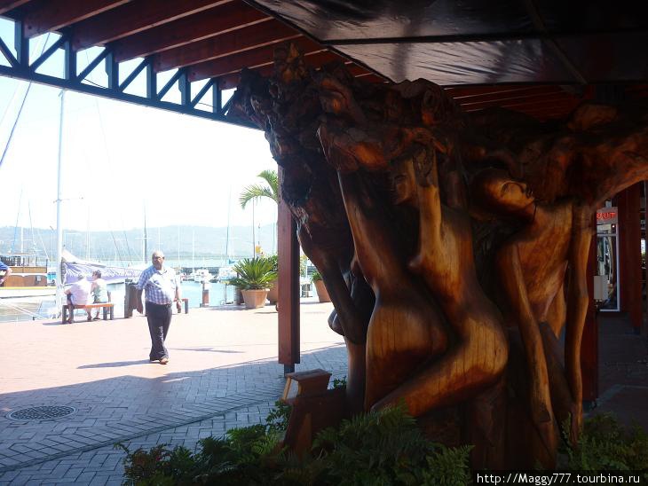 Вот такая скульптура из тикового дерева украшает вход в нее. Тиковое дерево в Найсне вообще очень популярно — насколько я поняла, в окрестных горах его много Найзна, ЮАР