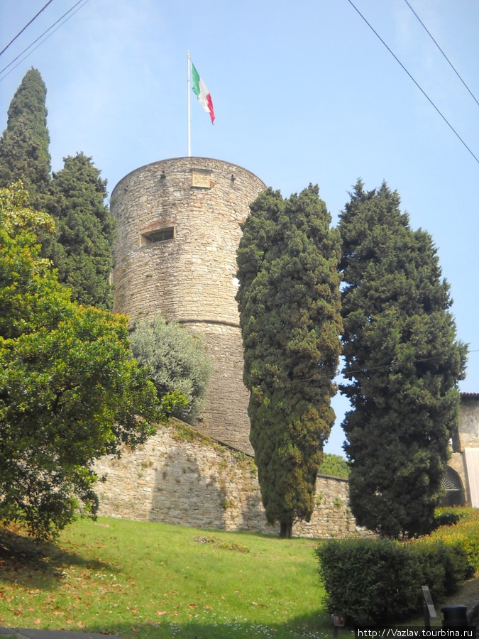 Возле ворот крепости Бергамо, Италия