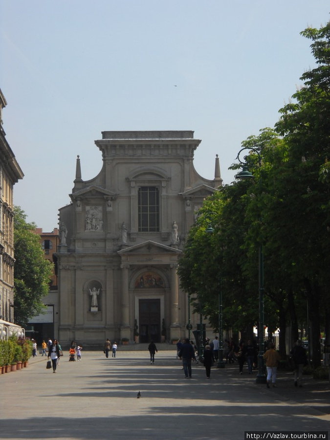 Вид на церковь с бульвара Бергамо, Италия