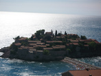 Остров-отель Святого Стефана. Узкая полоска самого пафосного в Черногории пляжа.