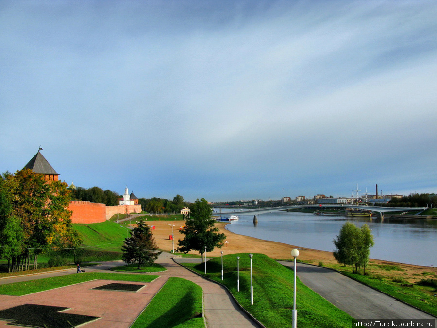 Вид на восточную стену Кремля и Волхов от Монумента Победы Великий Новгород, Россия