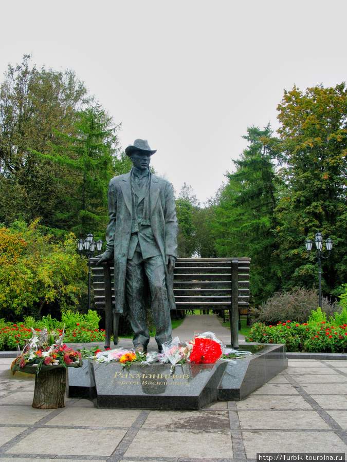 памятник С. В. Рахманинову, установленный в 2009 г. Великий Новгород, Россия