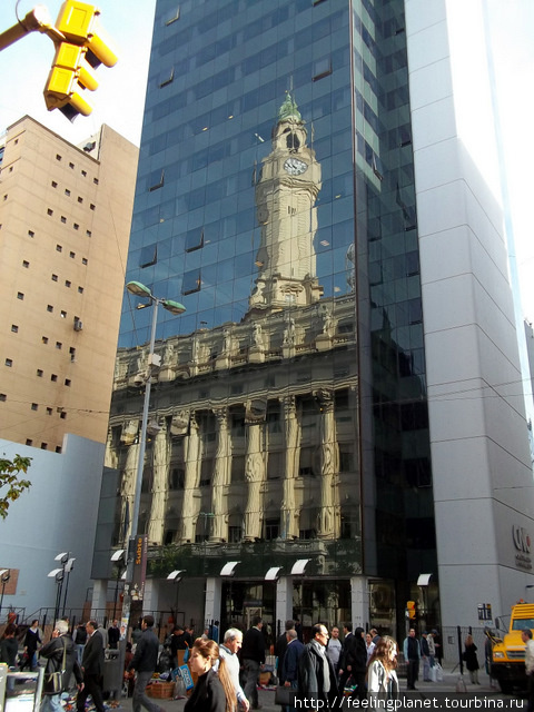 Reflejo de la Legislatura en el edificio de la Comisión Nacional de Comunicaciones (Capital Federal) Буэнос-Айрес, Аргентина