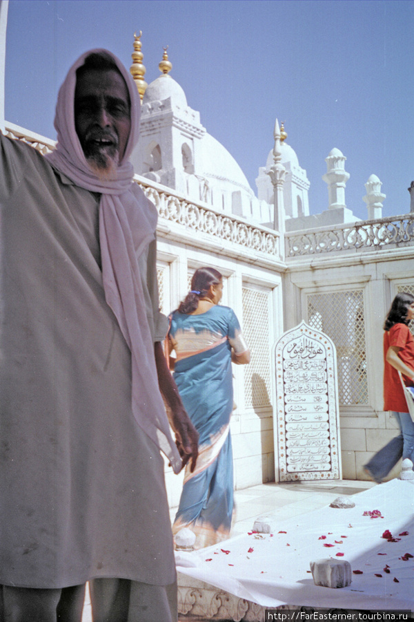 Служка дарги собирает пожертвования на уход могилы императора Аурангабад, Индия