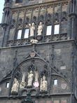 Фасад Старогородской мостовой башни украшают гербы земель, подвластных Чешскому королевству в период царствования Карла IV, а также статуи Св. Вита — покровителя моста, императора Карла IV и его сына Вацлава IV.