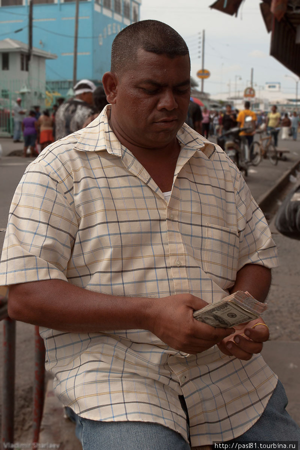 Каждый имеет солидную пачку денег и с радостью предложит вам обменять одни доллары (например, американские) на другие — гайанские. Джоржтаун, Гайана