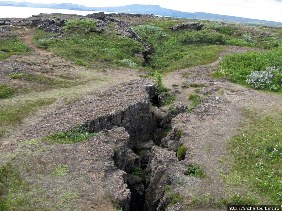 Проехали еще 2 км, вот и первая трещина Тингвеллир Национальный парк, Исландия