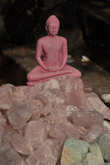 А эта фигурка Будды медитирующего не из храма Дамбуллы — с прилавка торговца кристаллами розового кварца на пути к верхнему храму комплекса. Из чего она вырезана, выяснить мне так и не удалось. Зато этот небольшой по размерам образ на вершине из розового кварца показался мне каким-то особым.