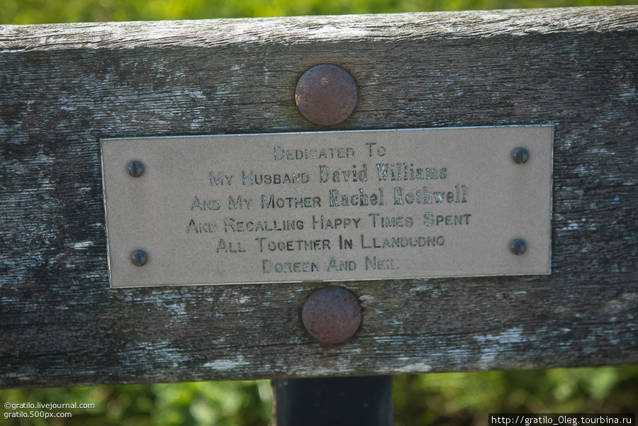 на аллейке установлены скамейки, посвященные кому-либо из близких тех людей, кто их устанавливал Лландудно, Великобритания