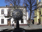 Пасхальное солнышко — совместная работа участников Международного фестиваля кузнецов, который , уже несколько лет, проводится в городе.