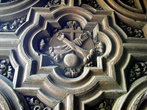Входная дверь Доминиканского собора в Мехико