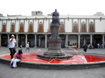 Фонтан с кроваво-красной водой на площади перед Доминиканским собором
