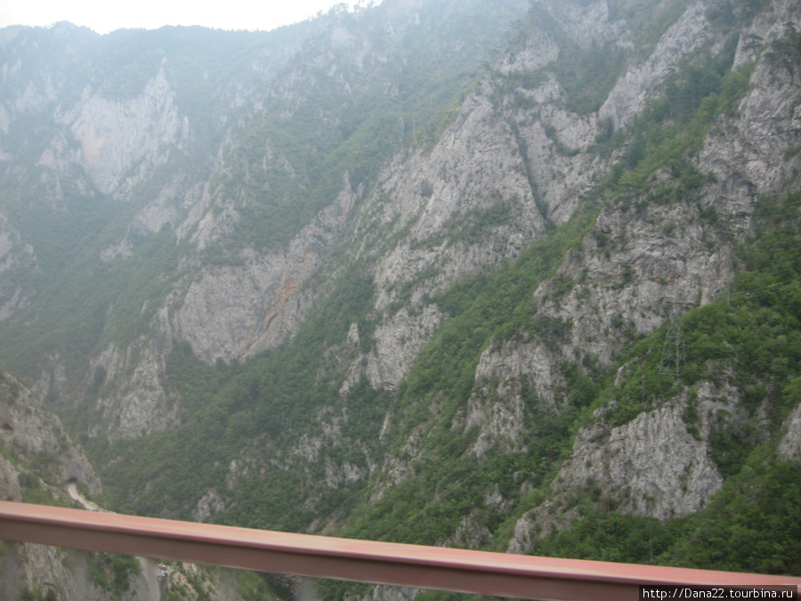 По одному из горных мостов. Страшненько :) Черногория