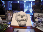 В Музее медицины в Мехико — череп в витрине