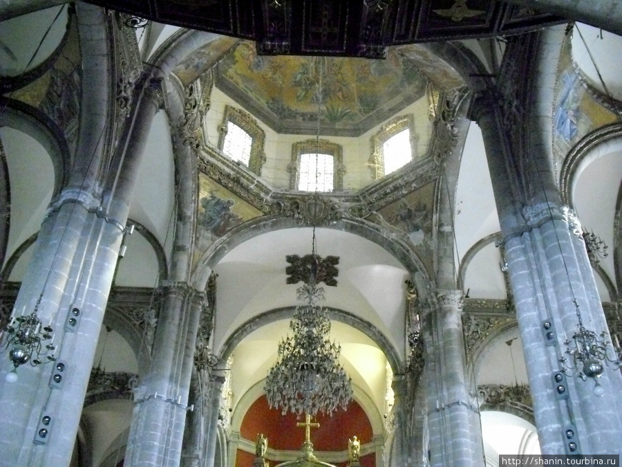 В старой базилике Девы Марии Гваделупской Мехико, Мексика