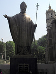 Статуя папы римского у базилики