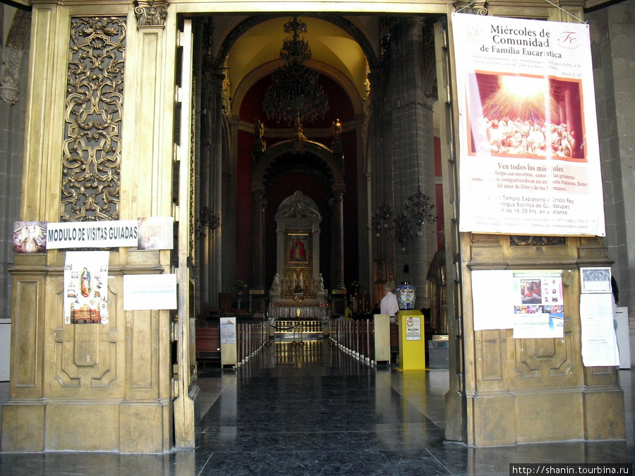 Вход в базилику Мехико, Мексика