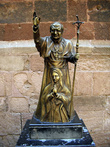 Статуя папы римского у стены базилики