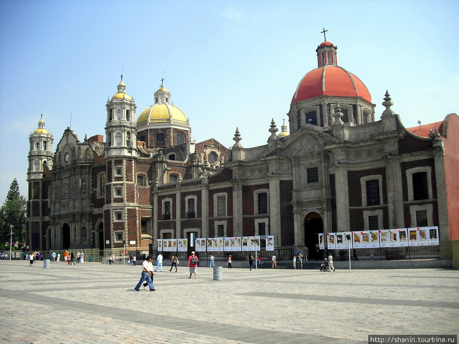Старая базилика Девы Марии Гваделупской (слева), справа от нее — церковь капуцинок (с красным куполом) Мехико, Мексика