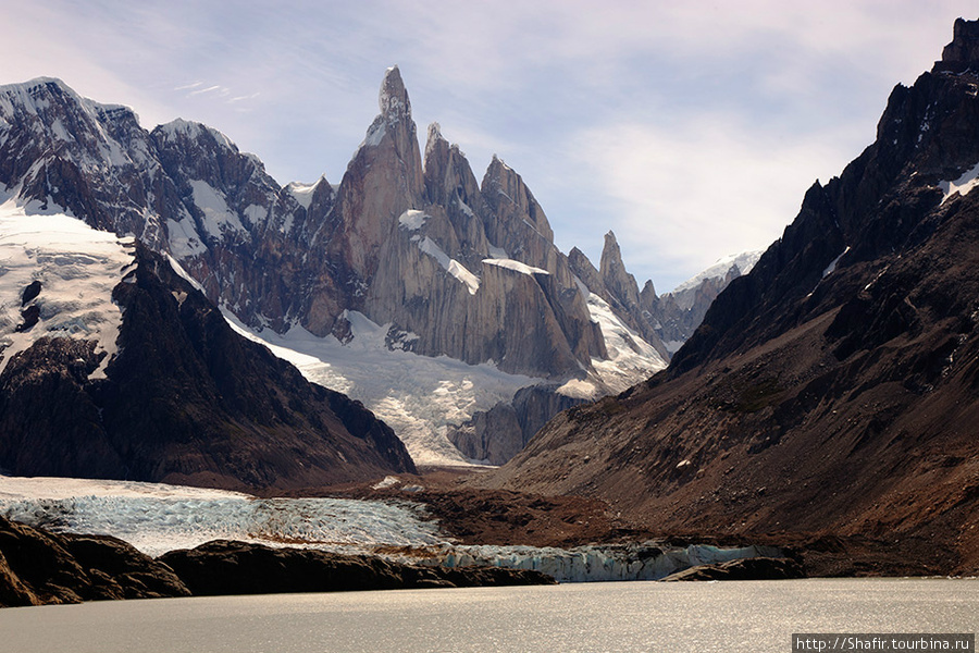 Гора Серро Торре покрыта короной из льда. Вертикальные стены вершины делают ее настолько сложной для восхождения, что первые покорители не нашли ничего лучшего, чем в 1970г. проложить маршрут с помощью бензинового сверла. Этот маршрут так и называется — Компрессор. Лос-Гласьярес Национальный парк, Аргентина