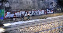 Троица граффити — двое парней и мальчишка подмастерье, стали одной из групп получивших поддержку мэрии, как официальные граффити Рио