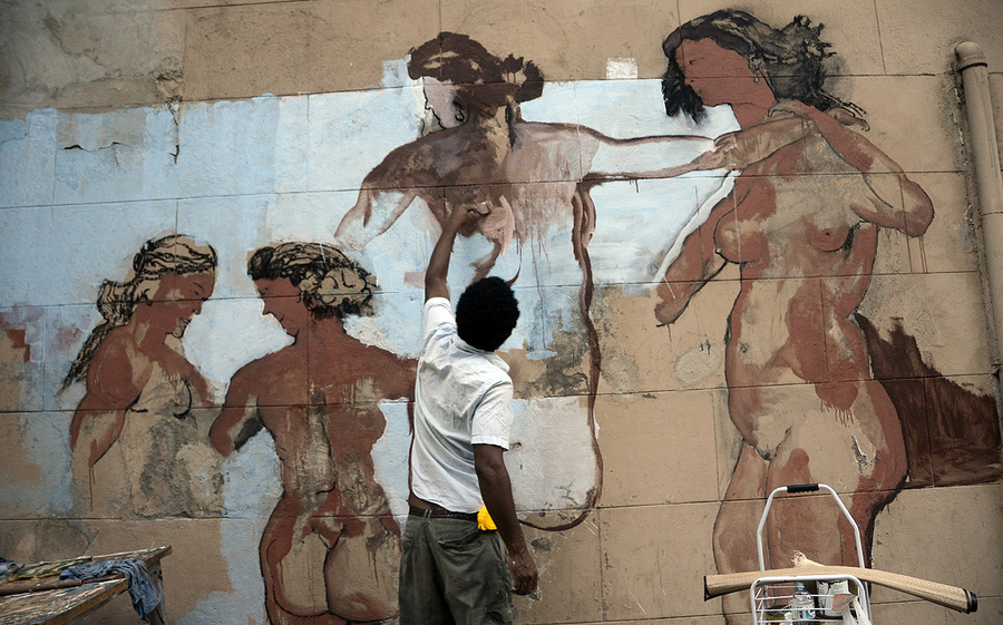 классический художник ищет форму подхода к молодежному искусству Рио-де-Жанейро, Бразилия