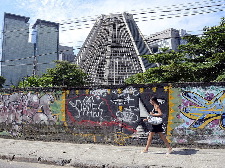 в Рио полное смешение всего со всем... граффити, фавеллы, деловые центры и храмы больше похожие на пирамиды майя.. и длинноногие бразилианки Рио-де-Жанейро, Бразилия