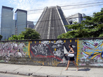 в Рио полное смешение всего со всем... граффити, фавеллы, деловые центры и храмы больше похожие на пирамиды майя.. и длинноногие бразилианки