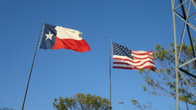 Это флаг Техаса. Техас единственный штат, чей флаг может быть на одном уровне с гос. флагом.