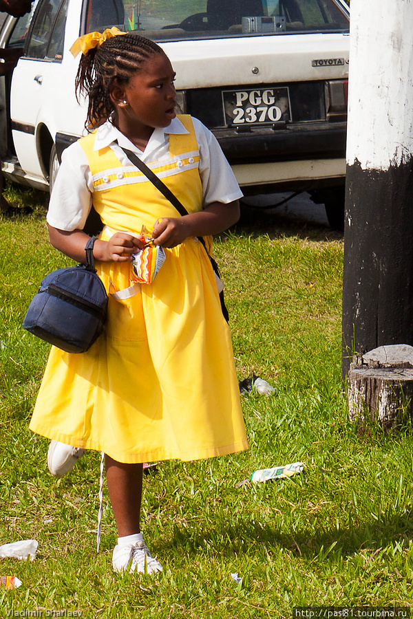 Теперь познакомимся с обитателями города. Все школьники носят форму. Джоржтаун, Гайана