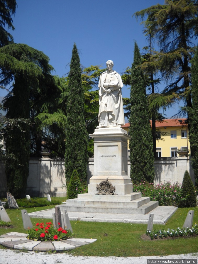 Памятник в красивом обрамлении Роверето, Италия