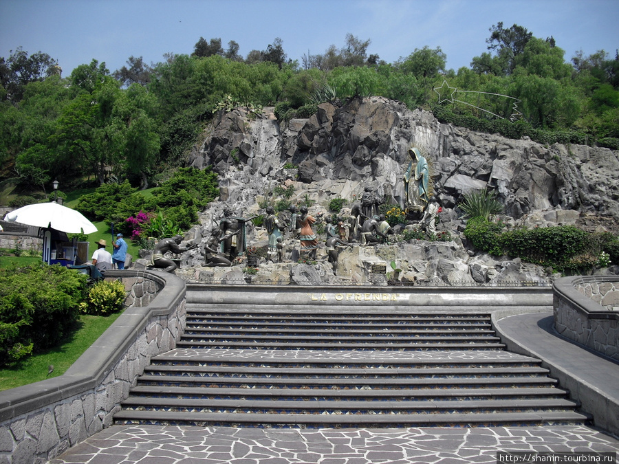 Широкая лестница. В парке Девы Марии Гваделупской в Мехико Мехико, Мексика