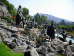 В парке Девы Марии Гваделупской в Мехико скульптуры индейцев