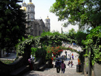 В парке Девы Марии Гваделупской в Мехико лестница вниз к базилике