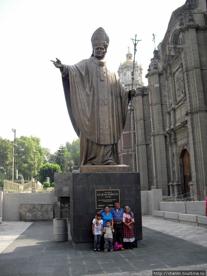 Памятник папе римскому. На площади Девы Марии Гваделупской Мехико, Мексика