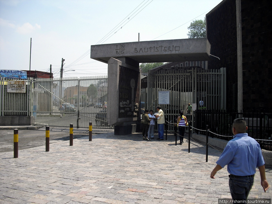 На площади Девы Марии Гваделупской — вход в баптистерий Мехико, Мексика