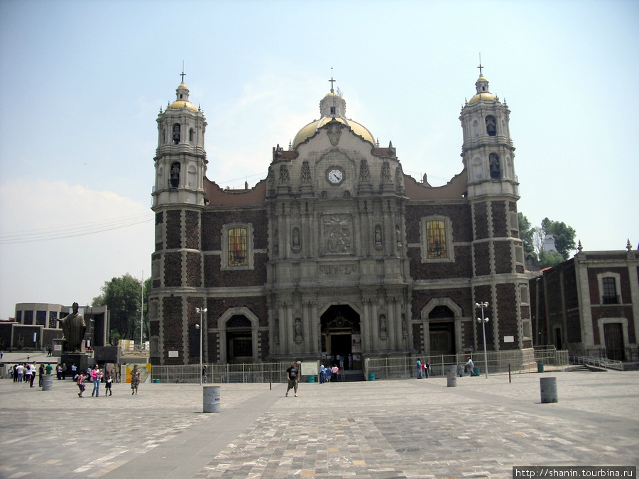 На площади Девы Марии Гваделупской стоит старая базилика Девы Марии Гваделупской Мехико, Мексика