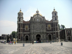 На площади Девы Марии Гваделупской стоит старая базилика Девы Марии Гваделупской