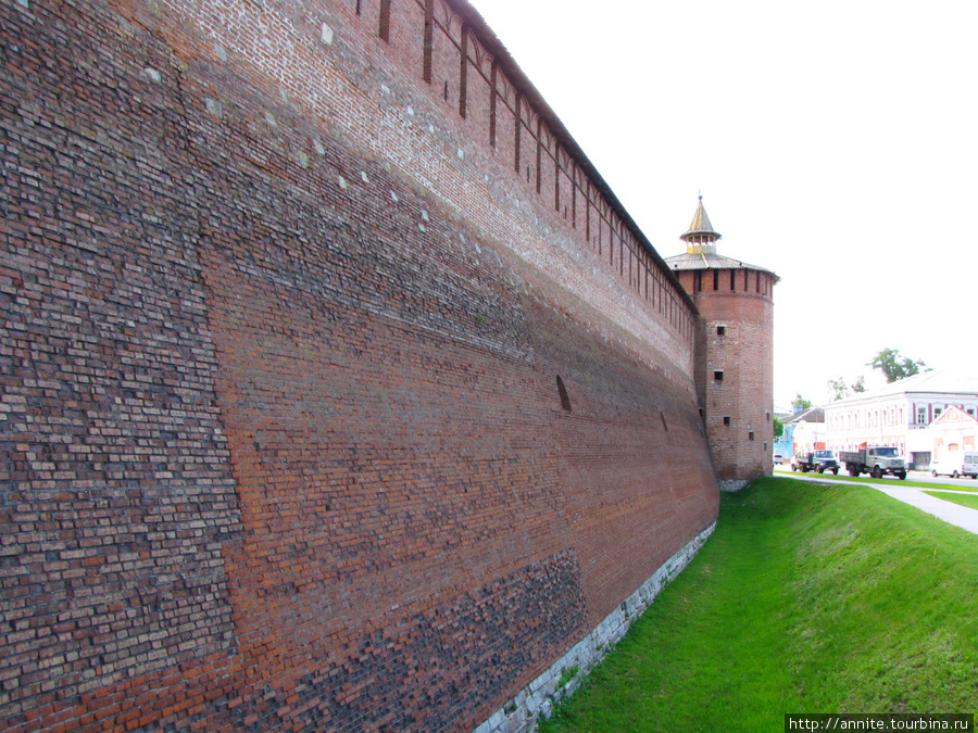 Грановитая башня Кремля и прясло стены (вид с ул. Октябрьской революции). Коломна, Россия