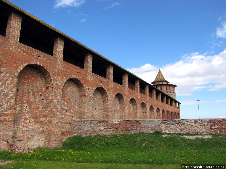 Коломенская (Маринкина) башня и прясло стены (вид с внутренней стороны Кремля). Коломна, Россия