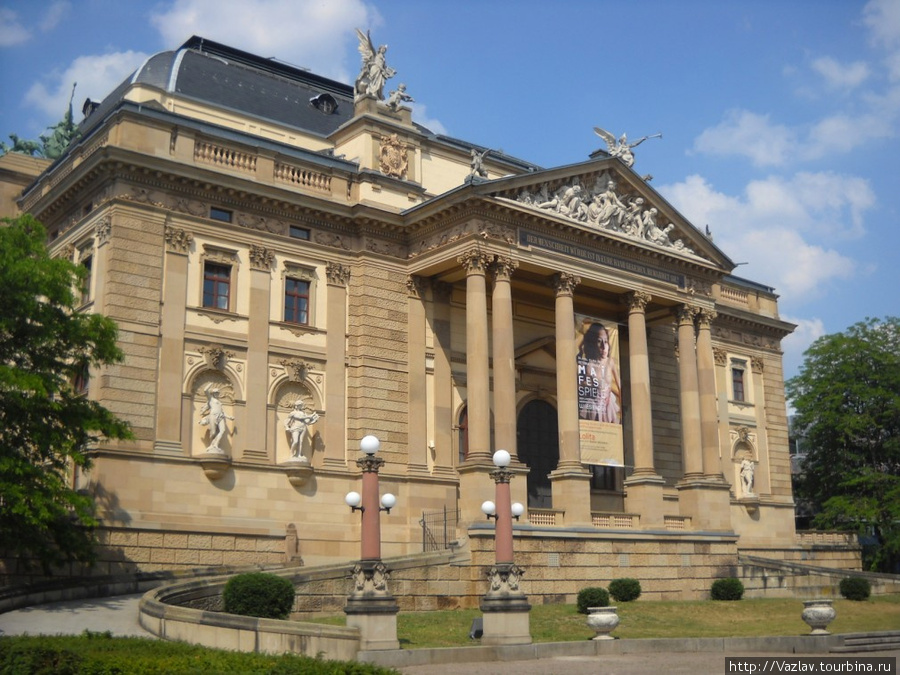 Главный фасад театра Висбаден, Германия