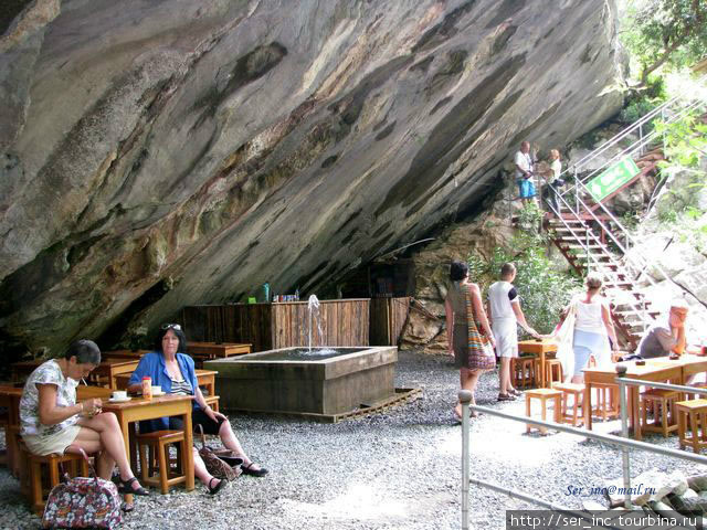 Кафе на полпути под сводами пещеры Турция