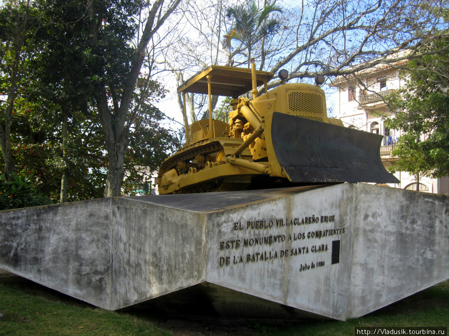Бульдозер, с помощью которого революционеры испортили рельсы Санта-Клара, Куба