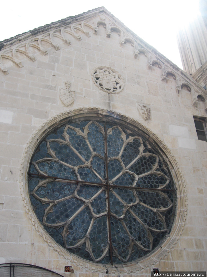 Розетка кафедрального собора Святого Ловро